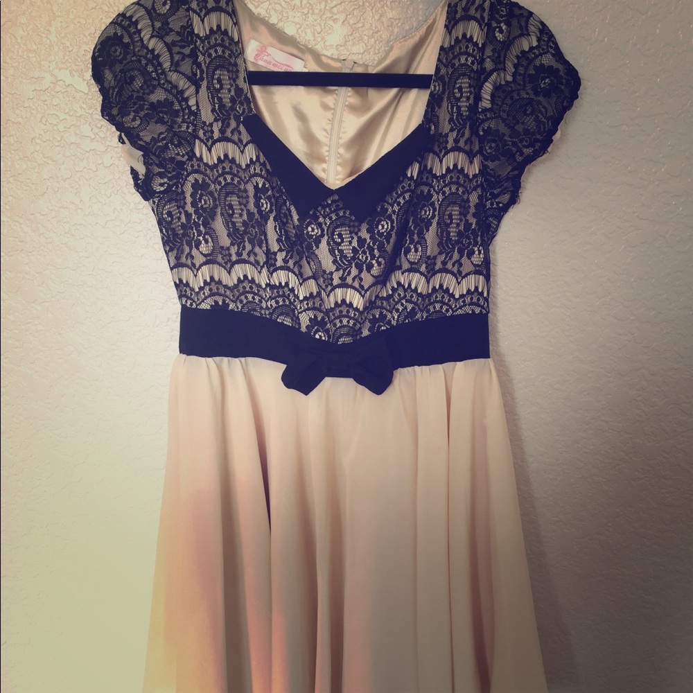 Sweetheart black lacey/ cream dress 👗 💕  💄